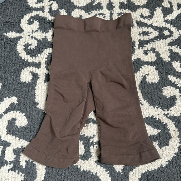 SKIMS SEAMLESS SCULPT MID THIGH SHORT OXIDE S/M - Picture 4 of 5